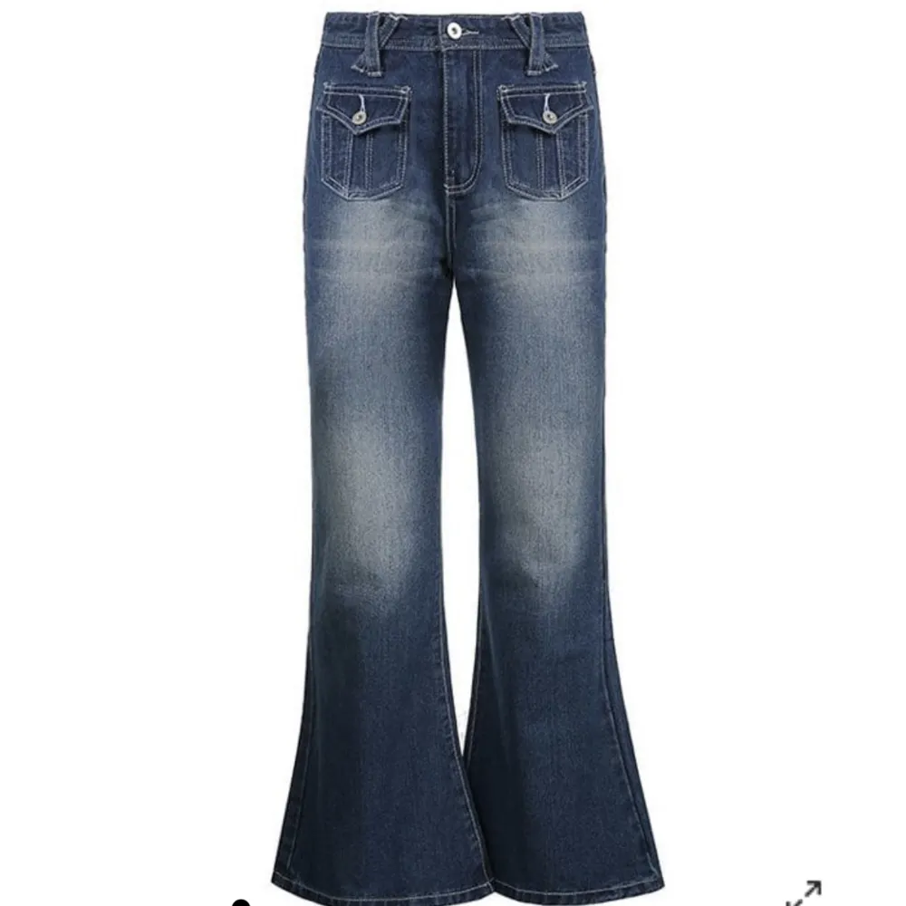 Säljer dessa blåa/fade boot cut jeans ifrån Emmiol, storlek S. Aldrig använda då dom är för stora. Kan mötas upp i strägnäs, annars står köparen för frakt!:). Jeans & Byxor.