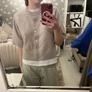 & Other stories kofta - Så fin kofta, passar till allt! Spegeln är smutsig, det finns inga fläckar på koftan!