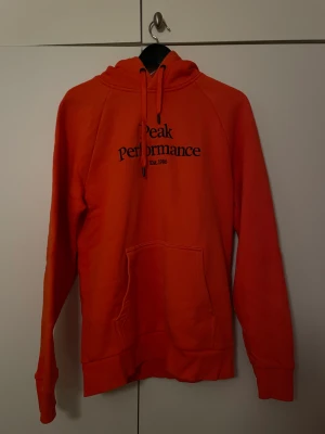 Peak Performance Hoodie - Orange snygg hoodie. Lite tjockare matrial. Den är bra skick.