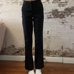 BIKBOK KOSTYMBYXOR - Bikboks kostymbyxor i strlk 34, andvända men inget som syns.  Nypris 399kr Är 171cm lång 