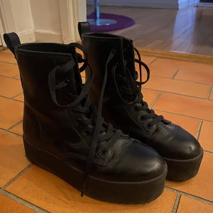 Boots - Så snygga boots från attitude, har haft på mig en gång sen jag köpte dom, så i perfekt skick. Storlek 37💫 