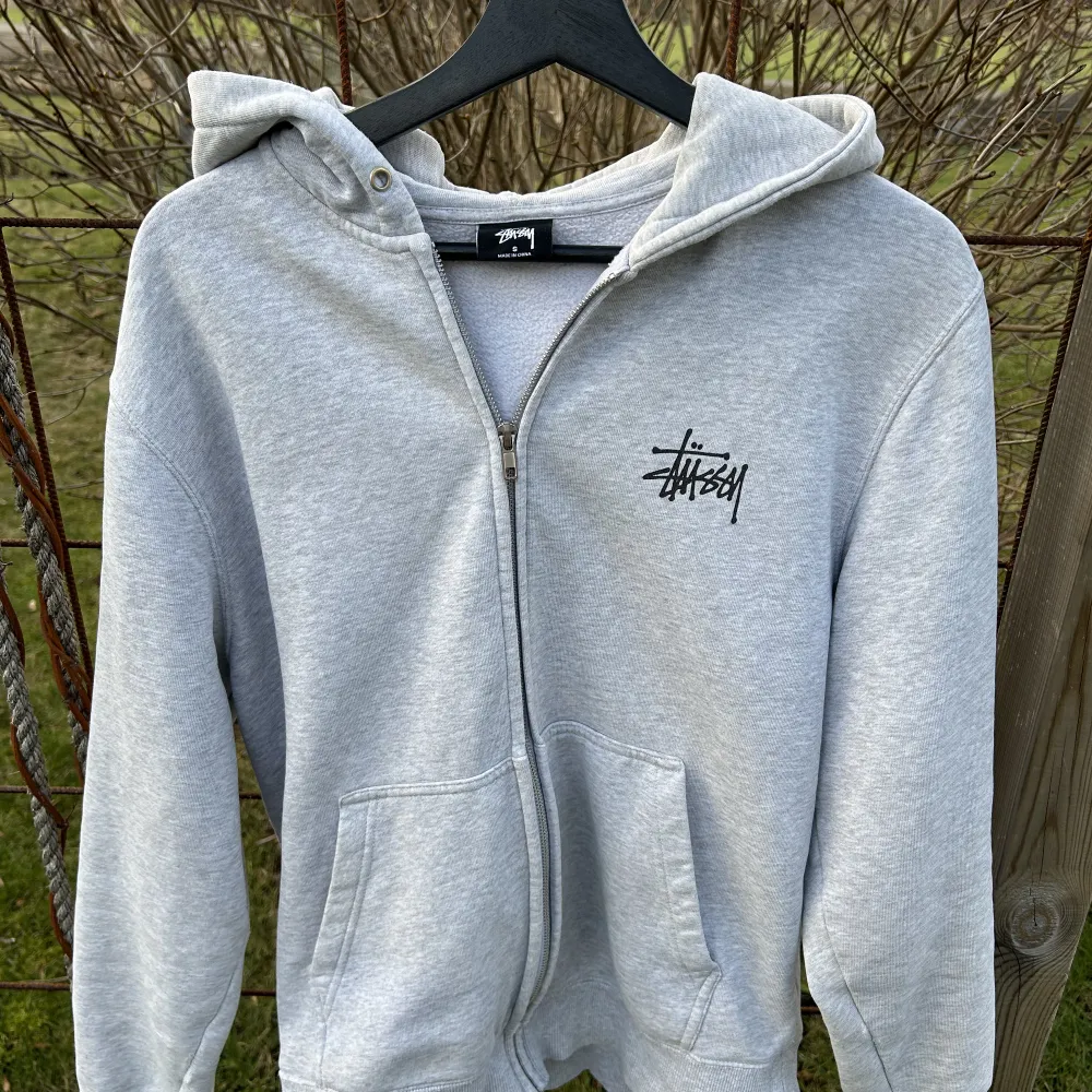 letar nu byten på min stussy hoodie. tror att de är en äldre model och den har lite slitningar här och där annars en väldigt fet hoodie. storlek S passar bra på mig som har M/L så den sitter slltså större. byten som är intressant är andra hoodies. tar bud. Hoodies.