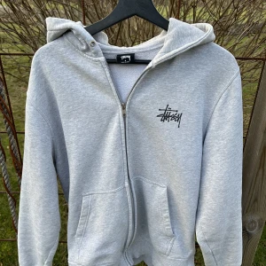 Stussy zip hoodie - letar nu byten på min stussy hoodie. tror att de är en äldre model och den har lite slitningar här och där annars en väldigt fet hoodie. storlek S passar bra på mig som har M/L så den sitter slltså större. byten som är intressant är andra hoodies. tar bud