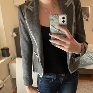 Grå blazer - Grå blazer från zara! Sparsamt använd! 