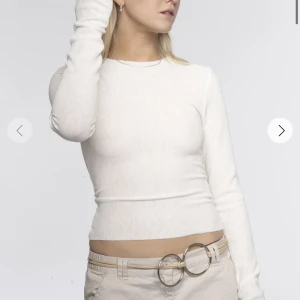 A-DSGN Långärmad tröja - Säljer denna helt nya tröja (med lapp kvar) från Alice Stenlöfs märke. Storlek M men sitter tight på mig som har XS/S. Säljer då jag råkat beställa fel storlek! Pris kan diskuteras vid snabb affär, frakt tillkommer❤️Nypris 500