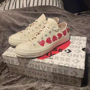 Converse PLAY SKOR - Storlek 42  Ny pris 1600 kr köpt på NK i göteborg, helt oanvända skor  Mitt pris: 800kr 