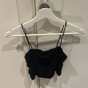 Basic svart croptop - Väldigt kort croptop, bra skick, väldigt mjukt material 
