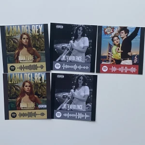 Bilder musik  - Paket med Lana Del Rey Spotify koder bilder. Alla säljs tillsammans, går inte att köpa separat. Bilderna är blanka och 10x10 cm. Skickas i ett brev för 15 kr. Finns fler musik bilder på min profil 💘