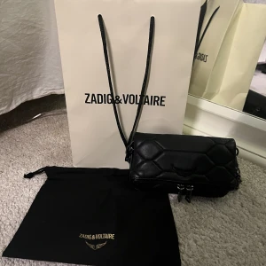 Rock Nano Quilted Leather Clutch - Väska från Zadig, säljer för att den inte kommer till användning. Dustbag och kvitto medföljer! Väskan kostar 2 850kr på hemsidan