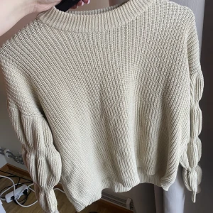 Stickad tröja Pieces - Stickad tröja i storlek S från Pieces. Jättefin arm💕💕