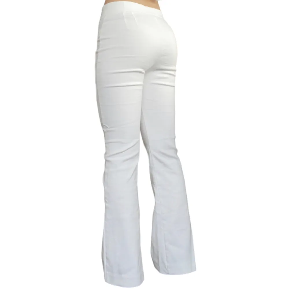 Vita kostym byxor från Zara köpt länge den men använd 1 gång💕 den vita färgen är vit inga defekter😊mått|: midja=72, Innerben= 64cm. Jeans & Byxor.