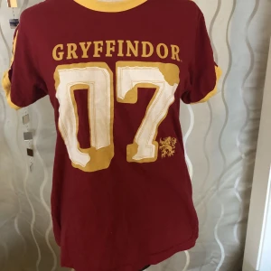 Harry Potter/Gryffindor T-shirt  - Köpt i Orlando, knappt använd, bra skick! 💕Are you a Gryffindor?🧙‍♀️🪄