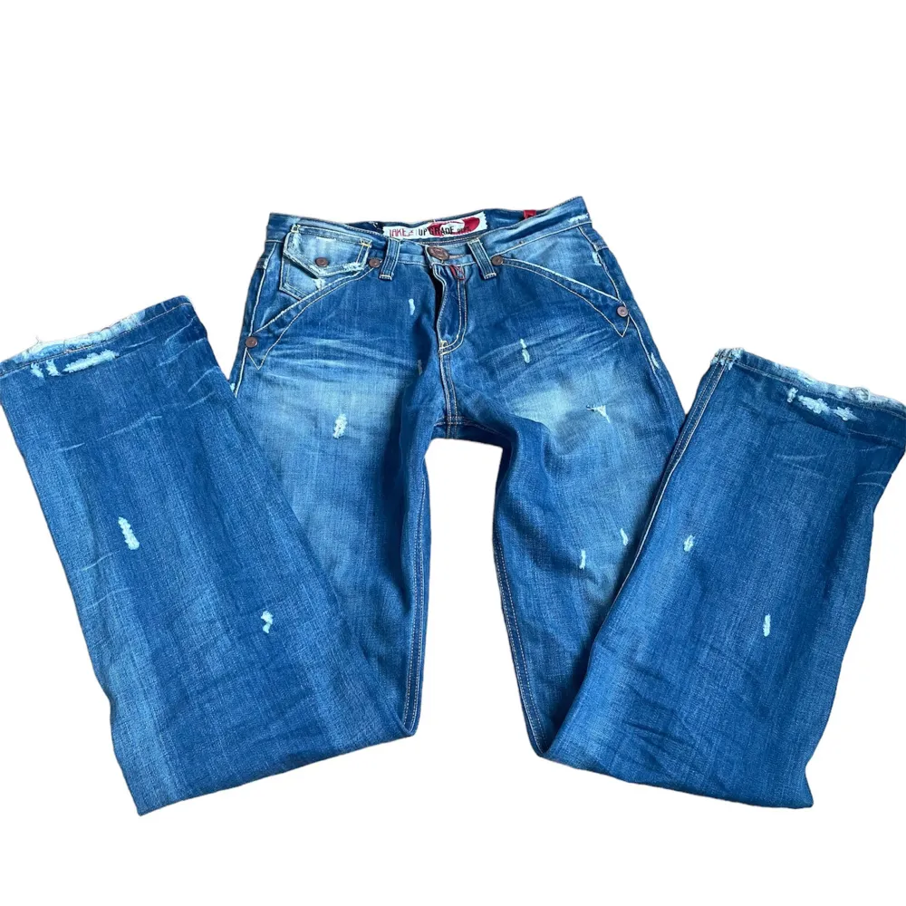 Coola jeans med detaljer✨ Färgen syns bäst på första bilden . Jeans & Byxor.