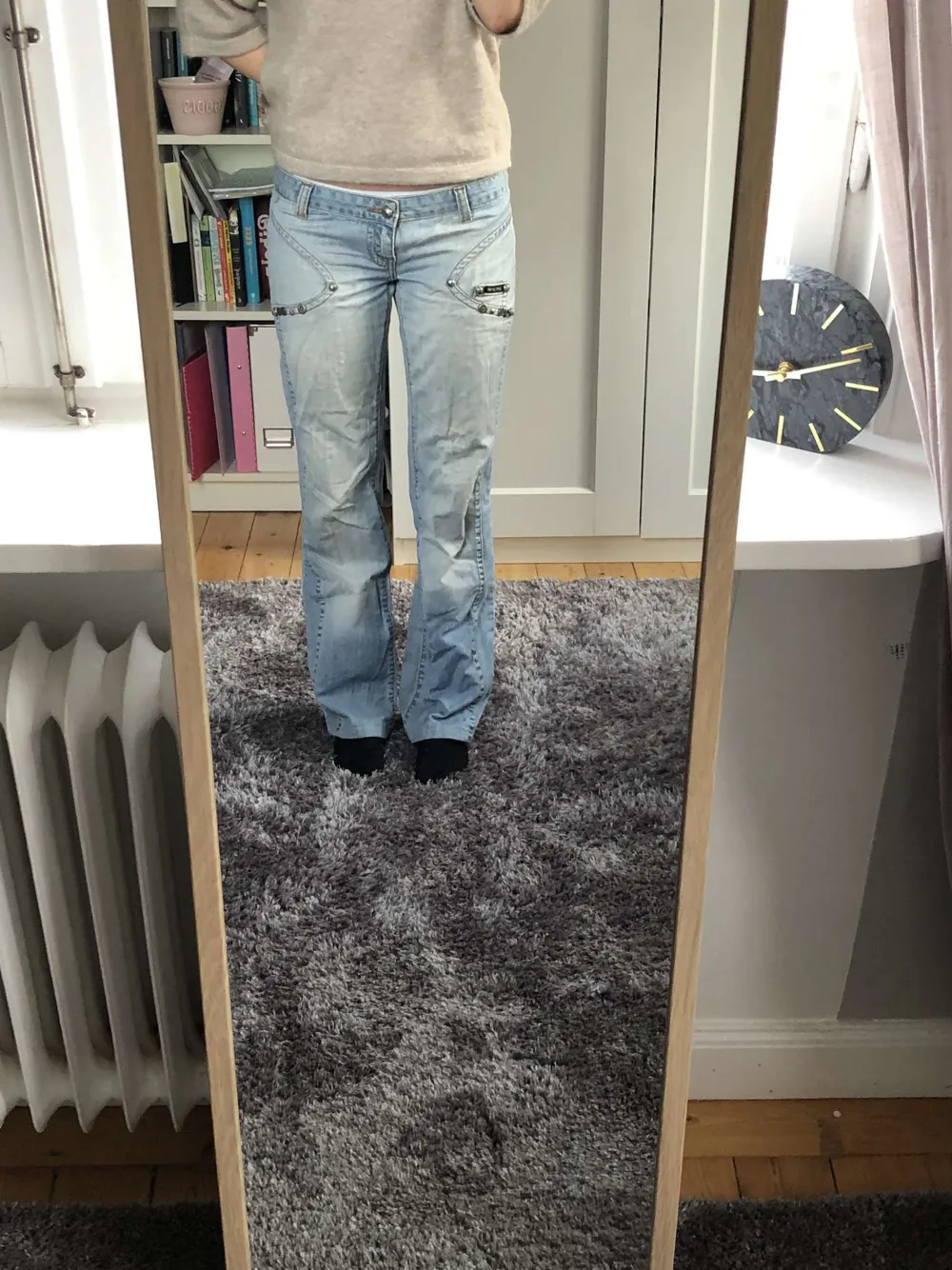 Ett par skitsnygga jeans med coola detaljer. Säljer åt en kompis❤️. Jeans & Byxor.