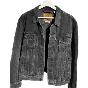 Jeansjacka från Levis - Svart jeansjacka från Levis, välanvänd men i mycket gott skick