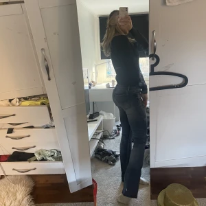 Låg midgade jeans - ASNYGGA låg midgade byxor från crocker. Waist 26, längd 33