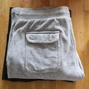 Juciy Couture Byxor  - Ny köpta på plick dom har inte använts storleken är xs/s jag är 160 och dom är långa på mig och dom är syda lågmidjat! 🤩🥰