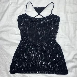 Fest topp paljetter  - Såå snygg y2k festtopp med paljetter. Det finns lite lösa trådar här och var (bild 3), därav priset. Lappen är avklippt men skulle gissa storlek S/M (har stretch). Den är ganska lång. Köps via Swish (frakt 54 kr) eller köp nu 💋
