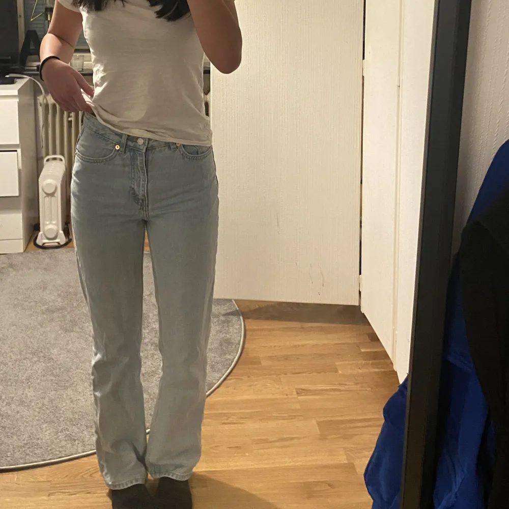 Säljer dessa supersköna, ljusblå jeansen från Weekday i modellen: Voyage. De är högmidjade, raka i benen och är i storlek W26 L30.💙jag är 164 cm lång. . Jeans & Byxor.