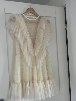 Ida Sjöstedt klänning - Säljer nu min extremt fina Ida Sjöstedt klänning då jag känner att jag inte kommer använda den något mer. Hade den på min mottagning och tyckte om den så mycket och tycker den passar perfekt till studenten.