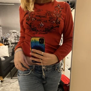 långärmad tröja - Jätte fin långärmad tröja! Aldrig använd och köpt på second hand! Lite tjockare material men inte jätte tjockt. Insydd i midjan.