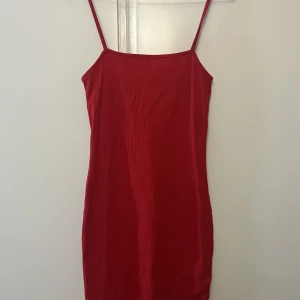 Röd basic klänning - Röd ribbad kortklänning. Använd 1 gång