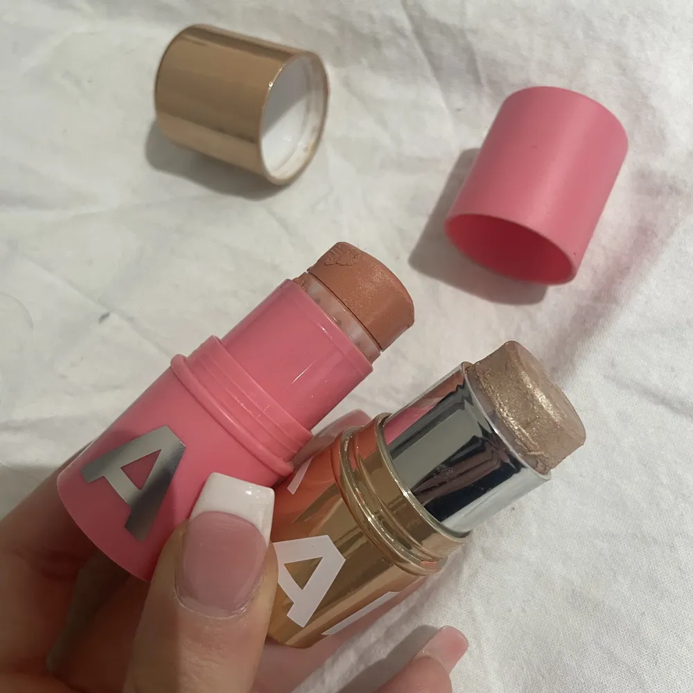 caia higligter och blush stick! ny pris i kit 350kr säljer för 150kr ink frakt. Övrigt.