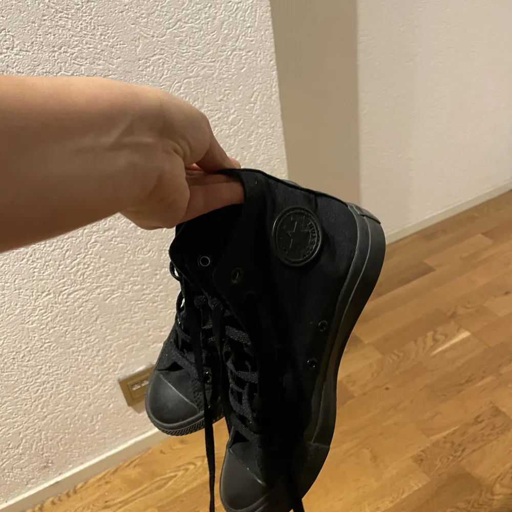 Converse skor, väldigt nya men passar ej formen på mina fötter, storlek 38/37. Skor.