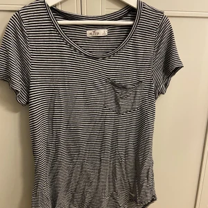 T-Shirt - En fin randig T-shirt från Hollister i storleken S