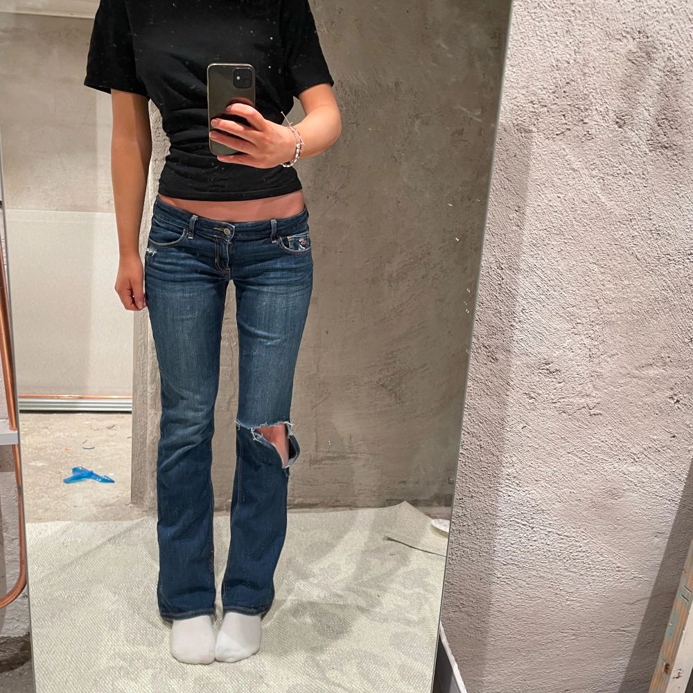Låga jeans som är lite vidare nedtill💕💕💕långa!! (Jag är 173cm) från hollister! Köp direkt för 599 eller buda privat:))). Jeans & Byxor.