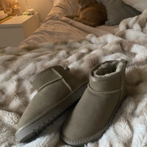 Uggs - HELT nya uggs-liknande skor köpta för 500kr. Tyvärr för små, skulle säga strl 37-37,5. Supermjuka inuti🤍