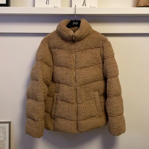 Yourturn jacka - En fluffig höst/vinterjacka. Aldrig använd. Inga anmärkningar. 