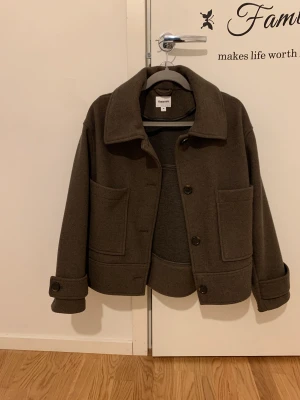 Kappa - Jag säljer denna jätte fin kappa som inte kommer till användning, har använt max 4 ggr. Storlek M men passar också S. 