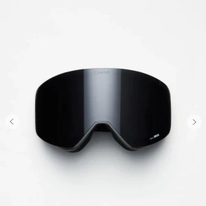 CHIMI ski 02 - Säljer mina nästan helt  oanvända skidglasögon från CHIMI då dem inte kommer till användning. Kommer med både ett mörkt och ett ljust glas som går att byta emellan!   Köpte för 2.200 på CHIMIs hemsida, priset är EJ diskuterbart.