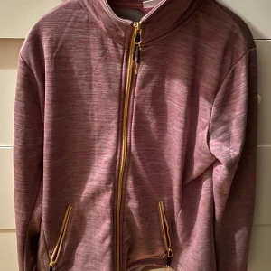 Ridtröja CRW 💗💗 - Fin rosa ridtröja, lagom varm så perfekt sen till våren och i början av hösten! 💗😍 Köptes för 449kr!  FRAKT ÄR INRÄKNAT I PRISET!