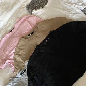 Croptops  - Croppade t-shirts från bikbok i fint skick, styckpris! Hör av dig vid funderingar, kram Ebba 