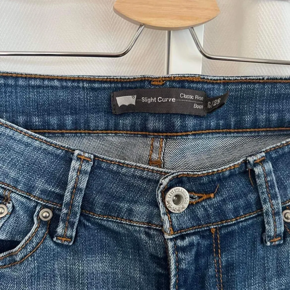 Levis bootcut jeans i modellen slight curve med classic rise och bootcut, storlek 6/28. Jag har storlek 36/38 och är 160cm, skulle säga att modellen är low waist.. Jeans & Byxor.