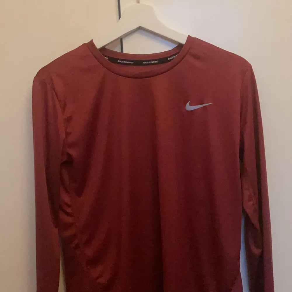 Långärmad och luftig Nike tröja som är i en slags vinröd färg. Jättefin 🙏🏼 skriv om ni vill ha fler bilder☺️. Hoodies.