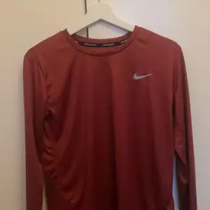 Långärmad och luftig Nike tröja som är i en slags vinröd färg. Jättefin 🙏🏼 skriv om ni vill ha fler bilder☺️