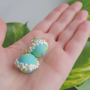 Handgjorda örhängen  - Handgjorda örhängen i polymerlera med 14k guldpläterade sterlingsilver hoops. Jorden med blommor.   Skickas med poleringsduk. 