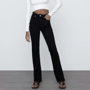 Svarta jeans med slits - Skriv privat om fler bilder önskas Jättesköna med slit från zara 38 men liten i storleken mer en 36