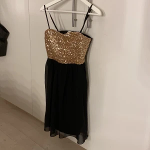 Klänning<3 - Supersnygg klänning, kavaj och stövlar och du är redo för utgång!! Guldiga paljetter🤍jättebra skick, använd två gånger🤍