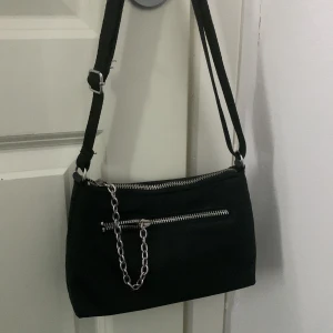 Svart axelremsväska - En svart super fin väska från H&M i väldigt bra skick! Den går att styla jätte lätt och skulle gärna behålla den ifall jag inte skulle behöva pengarna. Pris går att diskutera.  Köpare står för frakt. 🫶