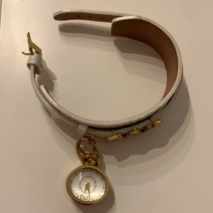 DOLCE & GABBANA klocka vit guld - DOLCE & GABBANA klocka vit guld Mått se bild. Behöver nytt batteri 
