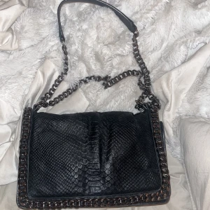 Zara väska  - Säljer denna väska som är från zara som såldes för länge sen. Använt sparsam skriv för fler bilder💕