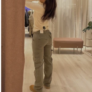 Cargobyxor - Säljer mina gröna cargobyxor som jag aldrig använt🫶🏼🫶🏼🫶🏼