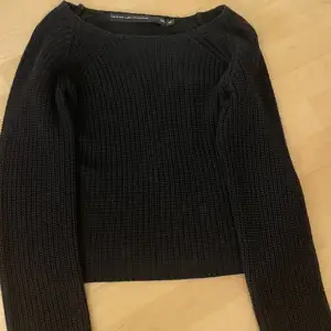 En svart stickad tröja med lite utsvänga ärmar och U ringning. Från lager 157. Säljer då den blivit för liten. Skriv privat för fler bilder och frågor!  