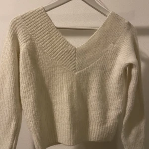 Stickad tröja - Stickad vit tröja i bra skick, den är lite kortare så skriv ifall ni vill se hur den sitter på💋