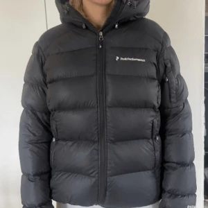 Peak jacka Frost Down W - ⚠️Pris kan diskuteras vid snabb affär då jag vill sälja snabbt!⚠️ Frost Down W, Peak Performance svart dunjacka i storlek M. Såå varm och skön och i superfint skick. Nypris 3999kr. (säljer då jag är sugen på ny modell!) Skriv vid frågor eller bilder💞