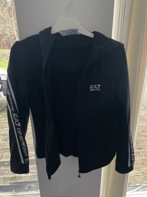 Armani - Armani kofta som är i nyskick. Endast använd 1-2 ggr